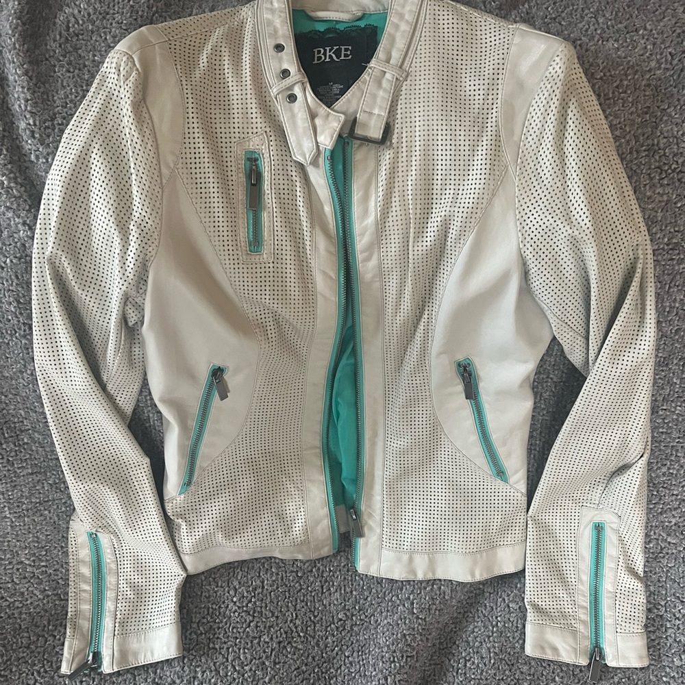Only worn a couple times, excellent condition.